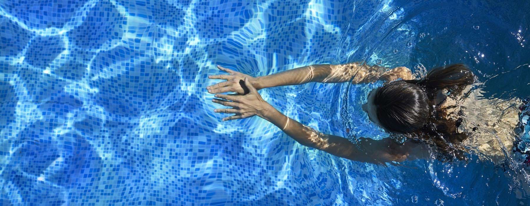 a person swimming in a pool